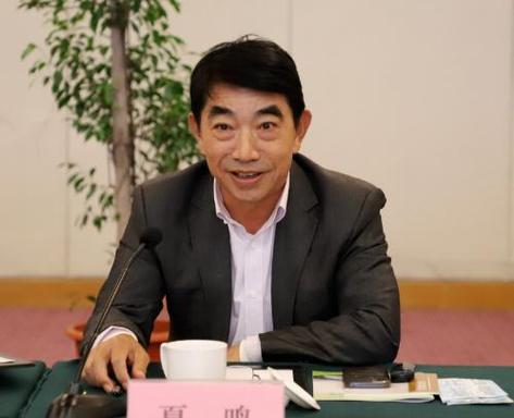 图片来源:新京报简历显示:夏鸣,男,1954年3月出生,江苏泰州人,中共